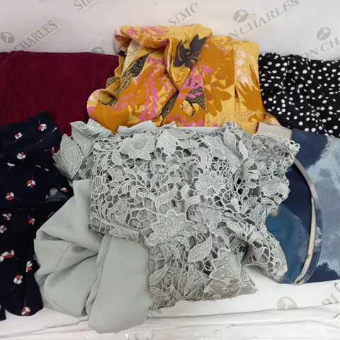 BOX OF APPROXIMATELY 20 ASSORTED CLOTHING ITEMS TO INCLUDE DRESS, TOP, JUMPERS ETC