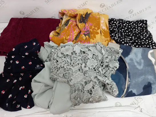 BOX OF APPROXIMATELY 20 ASSORTED CLOTHING ITEMS TO INCLUDE DRESS, TOP, JUMPERS ETC