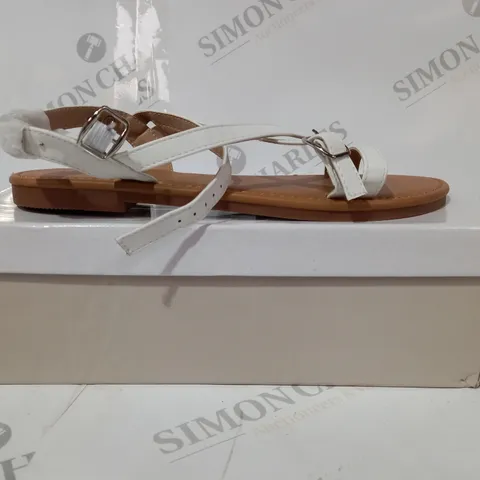 BOXED PAIR OF CM PARIS OPEN TOE STRAPPY FLAT SANDALS IN WHITE EU SIZE 40