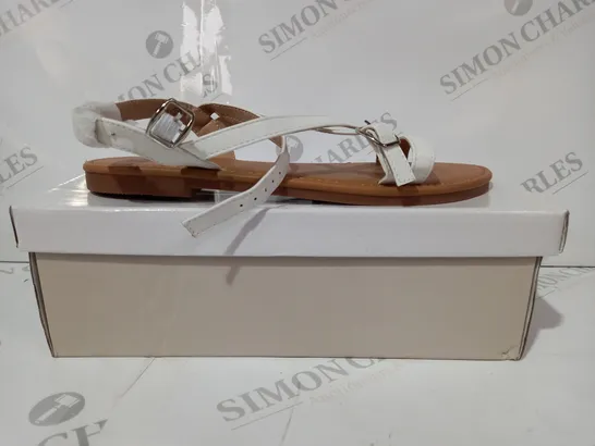 BOXED PAIR OF CM PARIS OPEN TOE STRAPPY FLAT SANDALS IN WHITE EU SIZE 40