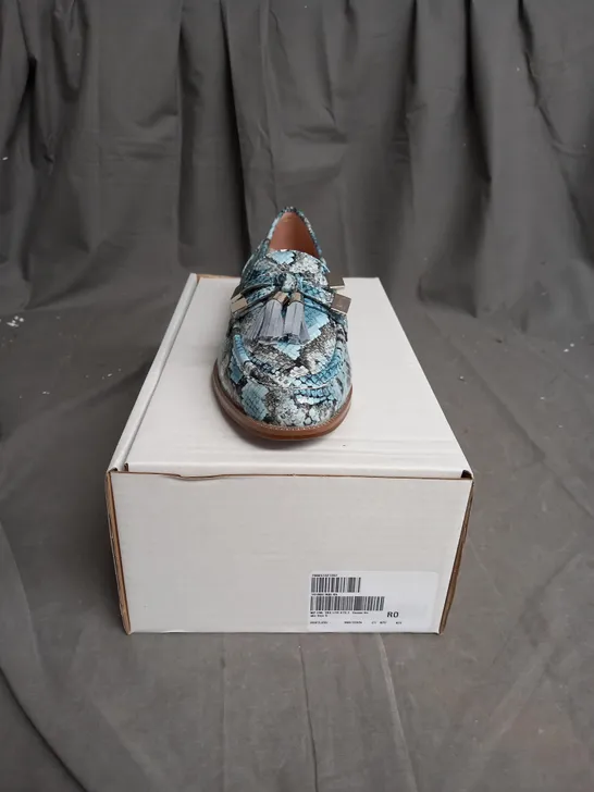 BOXED PAIR OF MODA IN PELLE SHOES IN DENIM SNAKE SIZE 6