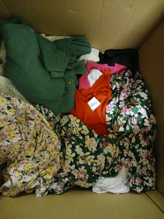 BOX OF APPROXIMATELY 10 ASSORTED CLOTHING AND FASHION ITEMS IN VARIOUS STYLES, SIZES, AND COLOURS / COLLECTION ONLY 