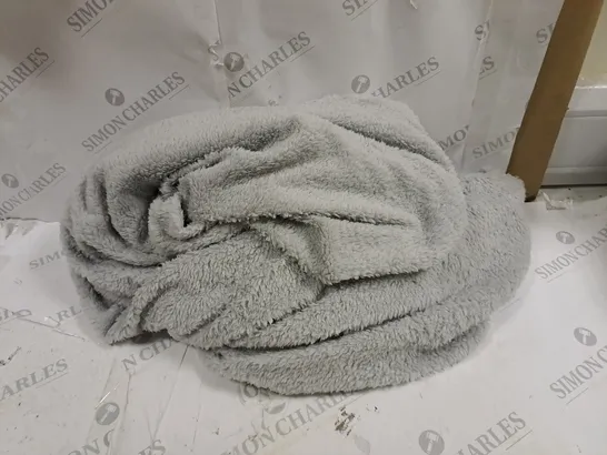 FLUFFY BED SHEET IN GREY 