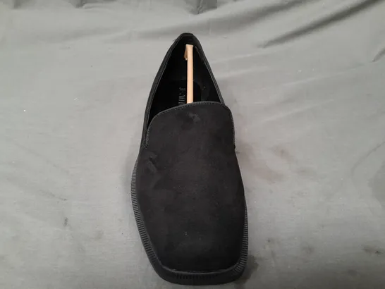 BOXED PAIR OF JD WILLIAMS SLIP-ON SHOES IN BLACK UK SIZE 7