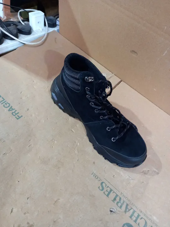 SKETCHERS STYLE BLACK DESIGNER BOOT SIZE 8 