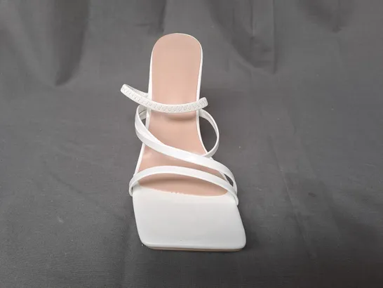 BOXED PAIR OF DESIGNER OPEN TOE BLOCK HEEL STRAPPY SANDALS IN WHITE EU SIZE 37