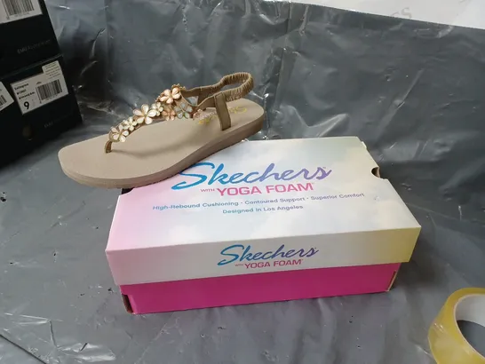 BOXED PAIR OF YOGA FOAM SKECHERS SANDALS UK SIZE 6