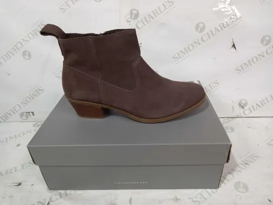 BOXED PAIR OF VIONIC LOW HEELED SIDE ZIP BOOTS IN BROWN UK SIZE 7