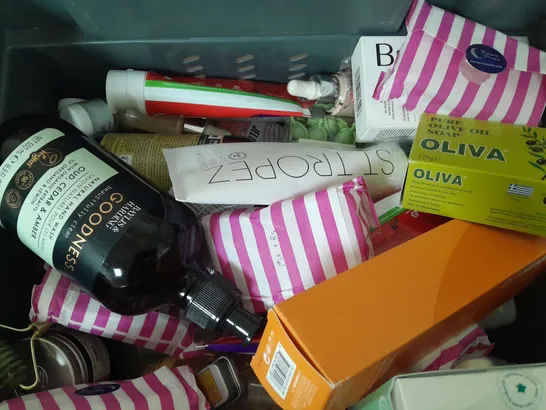 BOX OF APPROX 22 ASSORTED HEALTH AND BEAUTY ITEMS TO INCLUDE - CAREX HAND SOAP , SANEX THERAPY OIL , REHAB OILING COMB ETC