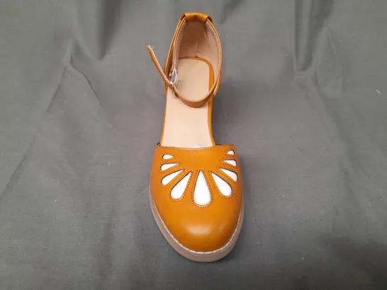 BOXED PAIR OF DESIGNER CLOSED TOE BLOCK HEEL SHOES IN TAN EU SIZE 37