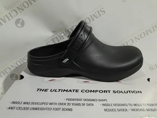 BOXED PAIR OF SKECHERS SLIP RESISTANT CLOGS IN BLACK - SIZE 5.5