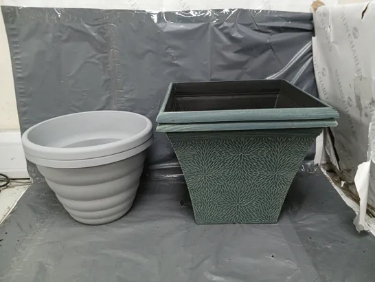 4X GARDEN POTS IN DIFFERENT STYLES - COLLECTION ONLY 