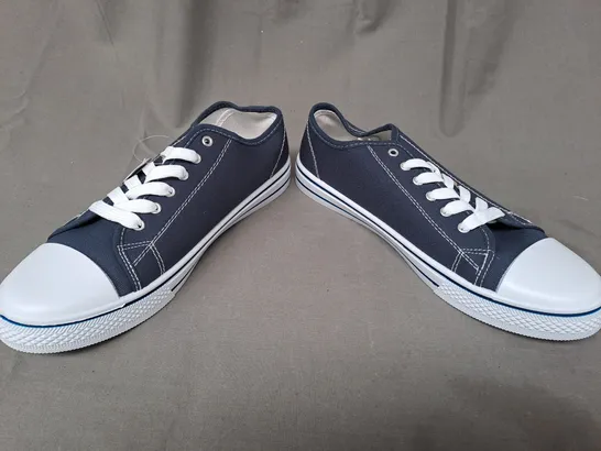 BOXED PAIR OF URBAN JACKS SHOES IN NAVY SIZE 8