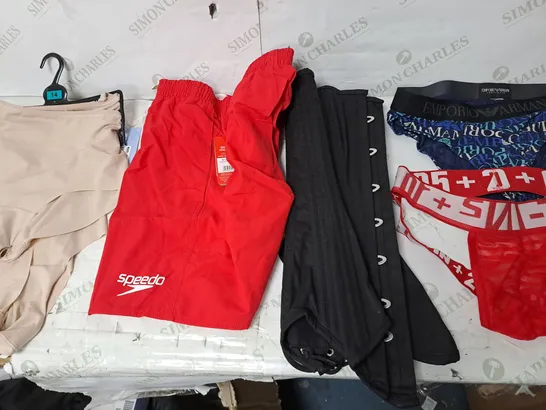 BOX OF APPROXIMATELY 25 ASSORTED CLOTHING ITEMS TO INCUDE - T-SHIRT - TROUSERS , TOPS , PANTS - ETC