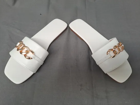 BOXED PAIR OF DESIGNER OPEN TOE FLAT SLIDERS IN WHITE W. GOLD EFFECT SHAIN DETAIL EU SIZE 36