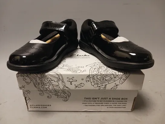 BOXED PAIR OF CLARKS JAZZY JIG KIDS SHOES IN GLOSSY BLACK UK SIZE 9