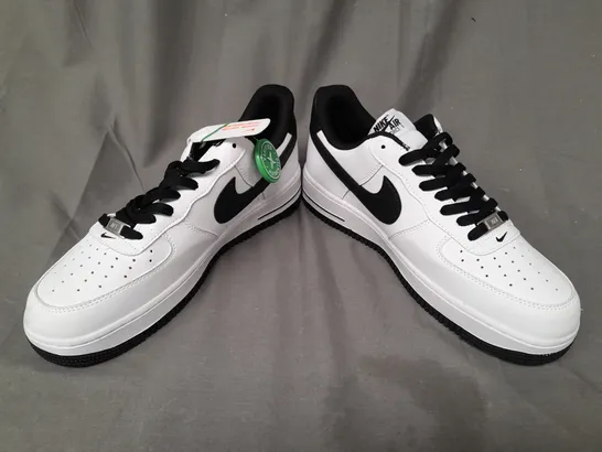 PAIR OF NIKE AIR FORCE 1 SHOES IN WHITE/BLACK UK SIZE 9