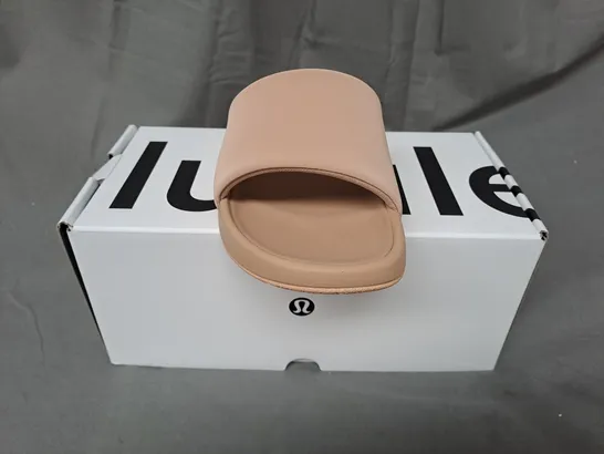 BOXED PAIR OF LULULEMON SLIDERS IN SAND UK SIZE 3.5