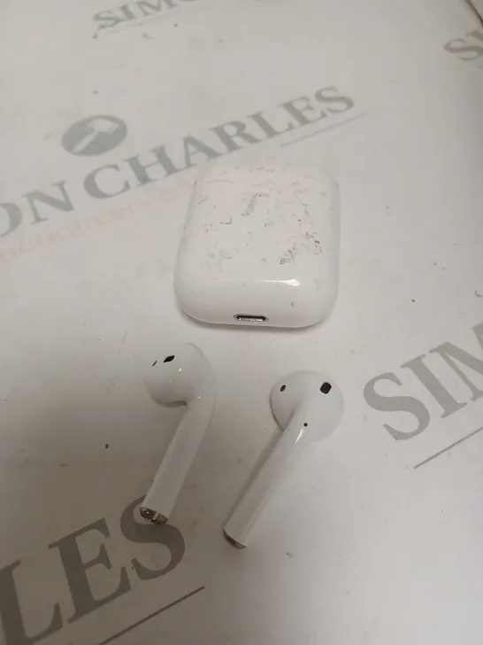 APPLE AIRPODS IN WHITE WITH CHARGING CASE 