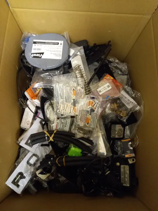 BOX OF ASSORTED ITEMS TO INCLUDE - SEAT BELT COVERS - MINI PUMP - LIGHT HOUSING / COLLECTION ONLY 