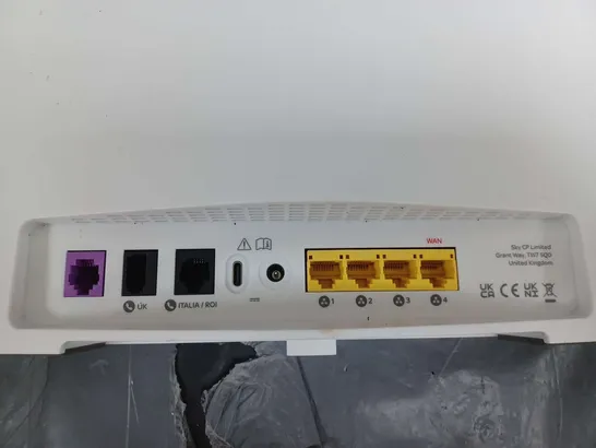 SKY BROADBAND HUB WITH POWER SUPPLY MODEL NUMBER SR213-02-UK-WHT