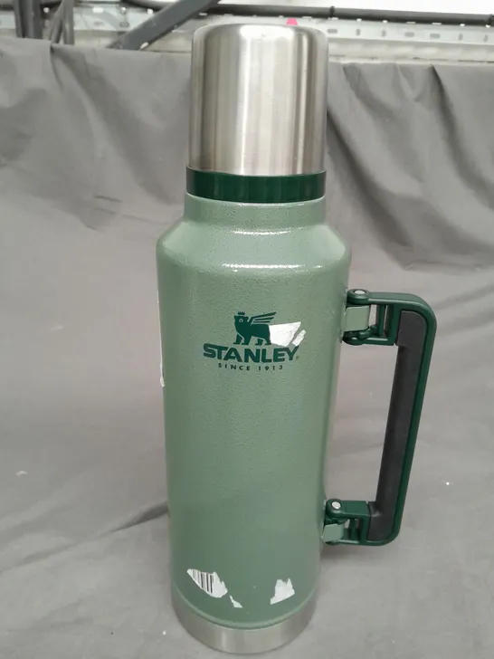 STANLEY LEGENDARY CLASSIC VACUUM FLASK 1.9L IN GREEN