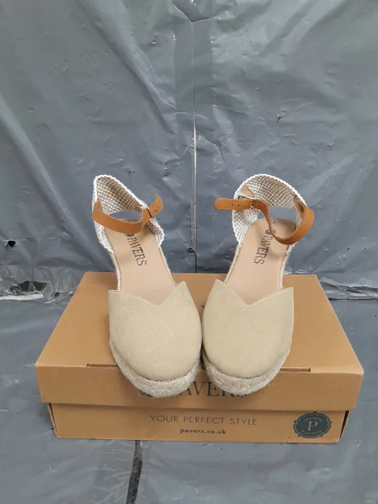 BOX OF PAVERS BEIGE SANDALS SIZE 36