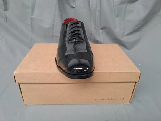 BOXED PAIR OF SAMUEL WINDSOR LACE UP SHOES IN GLOSSY BLACK UK SIZE 8.5