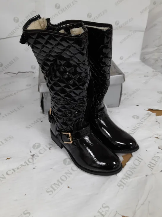 CASSANDRA KNEE HIGH BOOT IN QUILTED BLACK PATENT WITH GOLD BUCKLE DETAIL SIZE 3