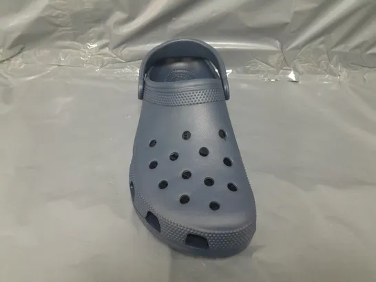 PAIR OF CROCS CLASSICS IN NAVY UK SIZE M9/W10