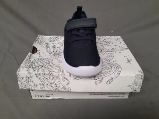 BOXED PAIR OF CLARKS ATH FLUX KIDS SHOES IN NAVY UK SIZE 8