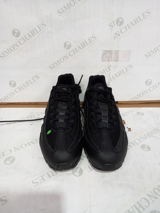 PAIR OF NIKE AIRMAX TRAINERS IN BLACK SIZE 11