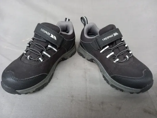 BOXED PAIR OF TRESPASS KIDS SHOES IN BLACK UK SIZE 10