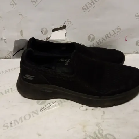 SKECHERS SLIP ON TRAINER IN BLACK - UK 11