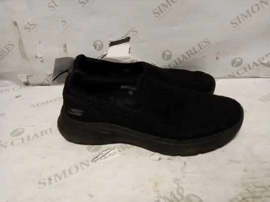 SKECHERS SLIP ON TRAINER IN BLACK - UK 11