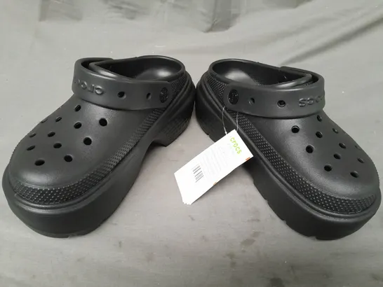 PAIR OF CROCS STOMP CLOGS IN BLACK UK SIZE M4/W5