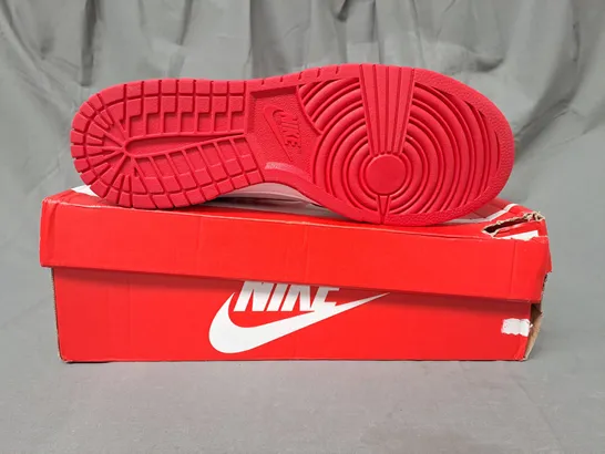 BOXED PAIR OF NIKE SHOES IN WHITE/RED UK SIZE 9