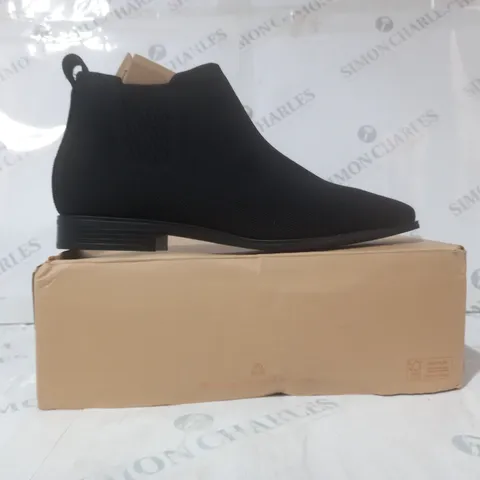 BOXED PAIR OF VIVAIA SHOES IN BLACK EU SIZE 43