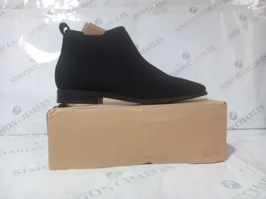 BOXED PAIR OF VIVAIA SHOES IN BLACK EU SIZE 43