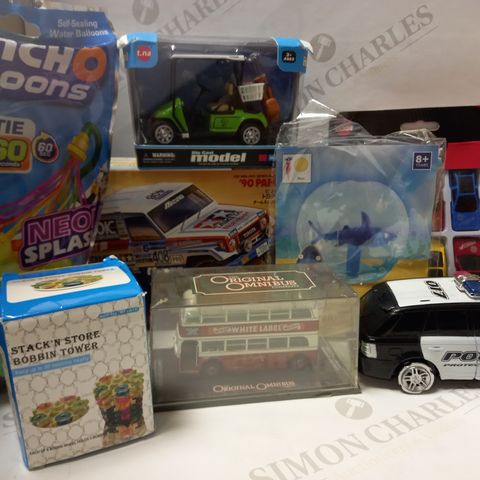 LOT OF ASSORTED ITEMS TO INCLUDE THE ORIGINAL MINIBUS COMPANY LIMITED EDITION OM45701 LONDON TRANSPORT DOUBLE DECKER BUS MINATURE MODEL, DIE CAST MODEL GOLF CART, TAMIYA 1/32 MINI 4WD TOYOTA LAND CRUI