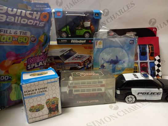 LOT OF ASSORTED ITEMS TO INCLUDE THE ORIGINAL MINIBUS COMPANY LIMITED EDITION OM45701 LONDON TRANSPORT DOUBLE DECKER BUS MINATURE MODEL, DIE CAST MODEL GOLF CART, TAMIYA 1/32 MINI 4WD TOYOTA LAND CRUI