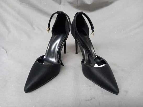 BOXED PAIR OF DESIGNER POINTED TOE HEELS IN BLACK EU SIZE 36