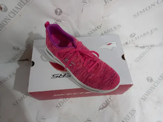 BOXED PAIR OF SKECHERS ARCHFIT TEXTILE TRAINER IN PINK SIZE 6