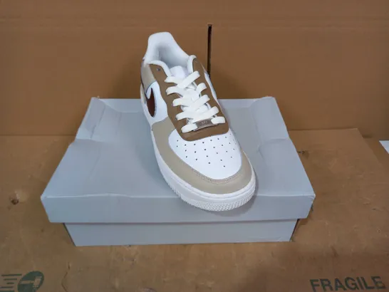 BOXED PAIR OF DESIGNER SHOES IN THE STYLE OF NIKE AIR FORCE 1 IN BROWN/WHITE - SIZE 5.5 UK