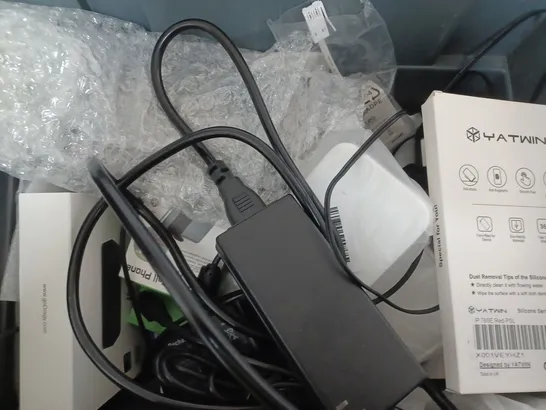 BOX OF APPROXIMATELY 15 ASSORTED ITEMS TO INCLUDE - CAR AIR VENT HOLDER - TYPE C TO HDMI - FEMALE TO VGA MALE ADAPTER ETC