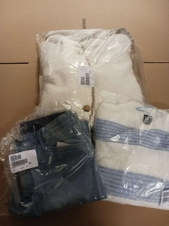 APPROXIMATELY 20 ITEMS OF LADIES CLOTHING TO INCLUDE JEANS, JUMPERS AND JACKETS