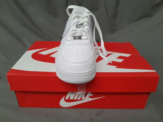 BOXED PAIR OF NIKE AIR FORCE 1 '07 SHOES IN WHITE/PINK UK SIZE 5.5