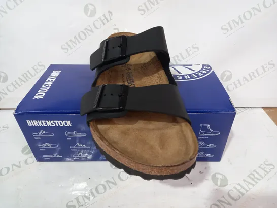 BOXED PAIR OF BIRKENSTOCK ARIZONA BS OPEN TOE SANDALS IN BLACK UK SIZE 9