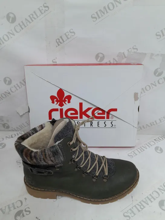 BOXED PAIR OF RIEKER CUFF DETAIL WATER RESISTANT BOOTS IN GREEN SIZE 6.5 