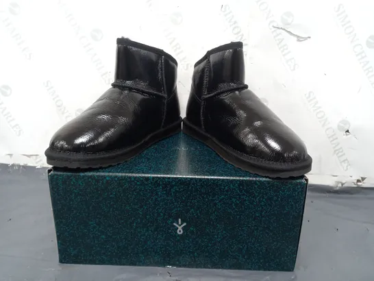 BOXED PAIR OF EMU AUSTRALIA SHOES IN GLOSSY BLACK SIZE 6